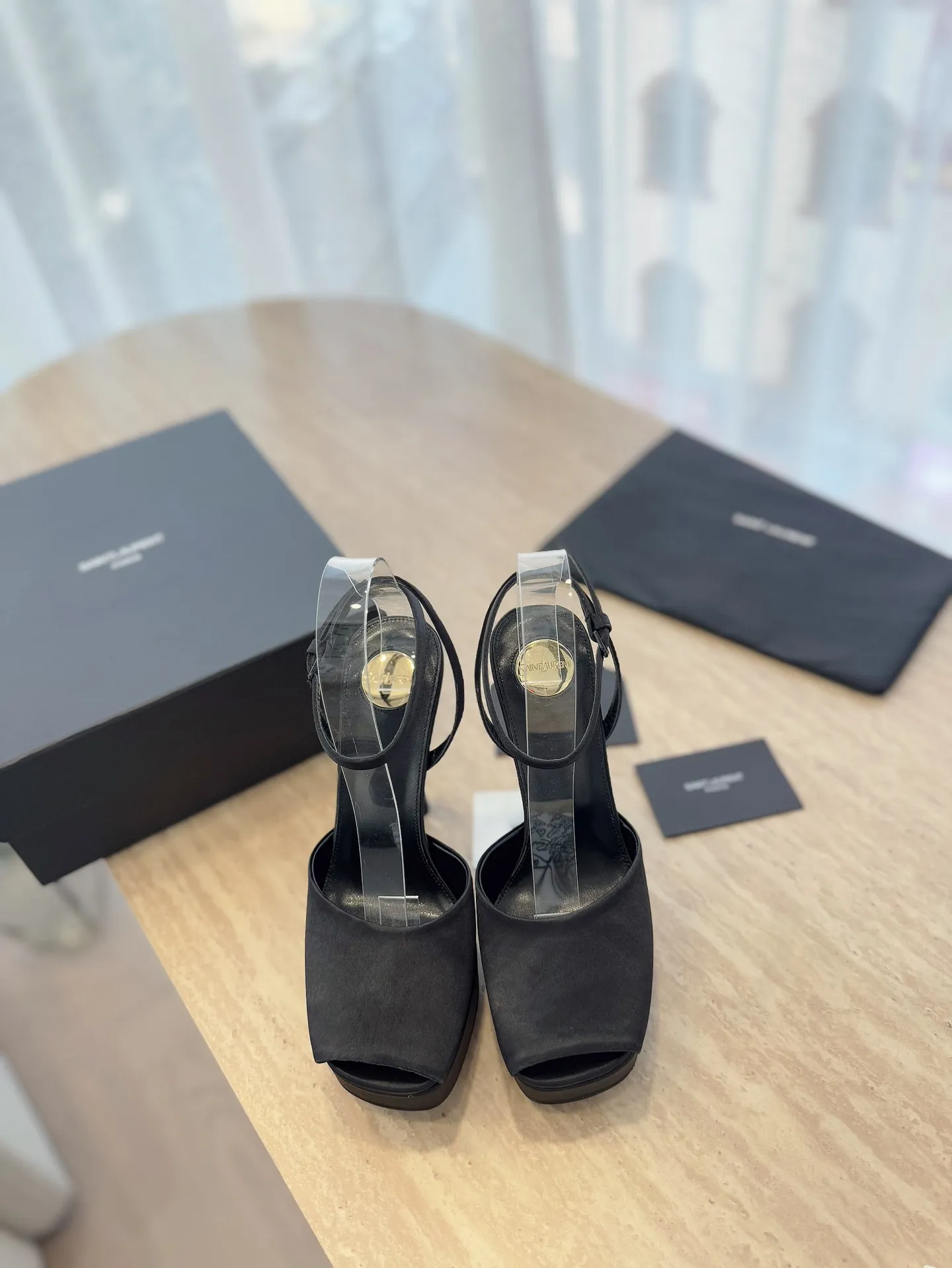 👟👟Ex-factory price 620👟👟 "SAINT LAUREN*" Saint Laurent ysl 25/spring and summer new catwalk high heels·new shoe style with 3 cm water platform. Only YSL understands women's hearts best and does not accept refutation. It is a super invincible feminine artifact and a must-have for women (z-product full-body customization, own molded toe hardware, perfect consistency). Compare the differences between pictures and goods on the market. ✔Upper: Customized imported silk, patent leather ✔Inner lining: imported sheepskin ✔Sole: imported genuine leather outsole ✔Heel height: 14cm ✔Number of yards: 35-39 (40.41.42 can be customized and non-returnable) (Full set of packaging)